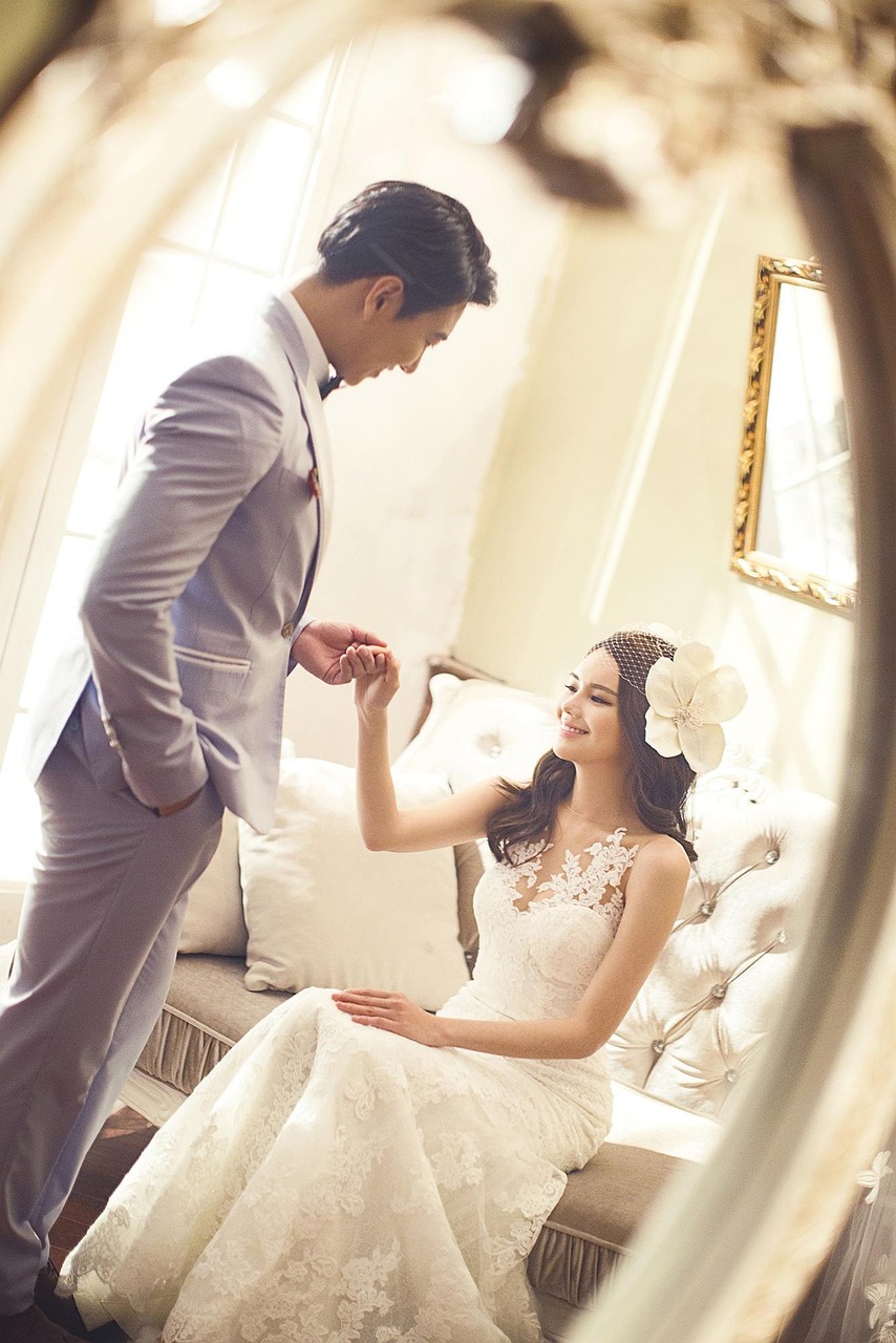 聚焦2017年婚纱流行趋势，璀璨闪耀的时尚婚纱款式展示