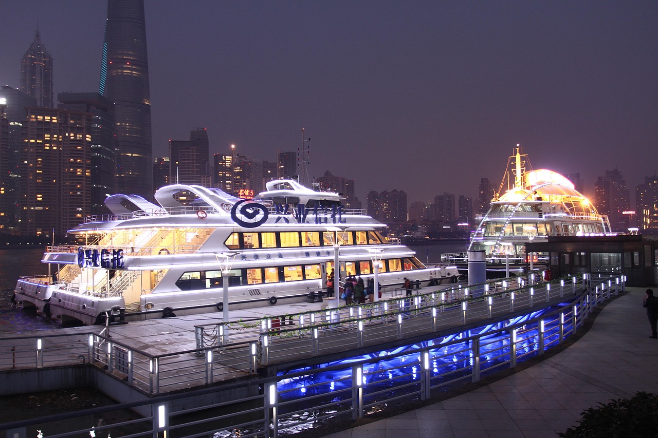 上海东方明珠广播电视塔，城市传奇的标志性塔楼