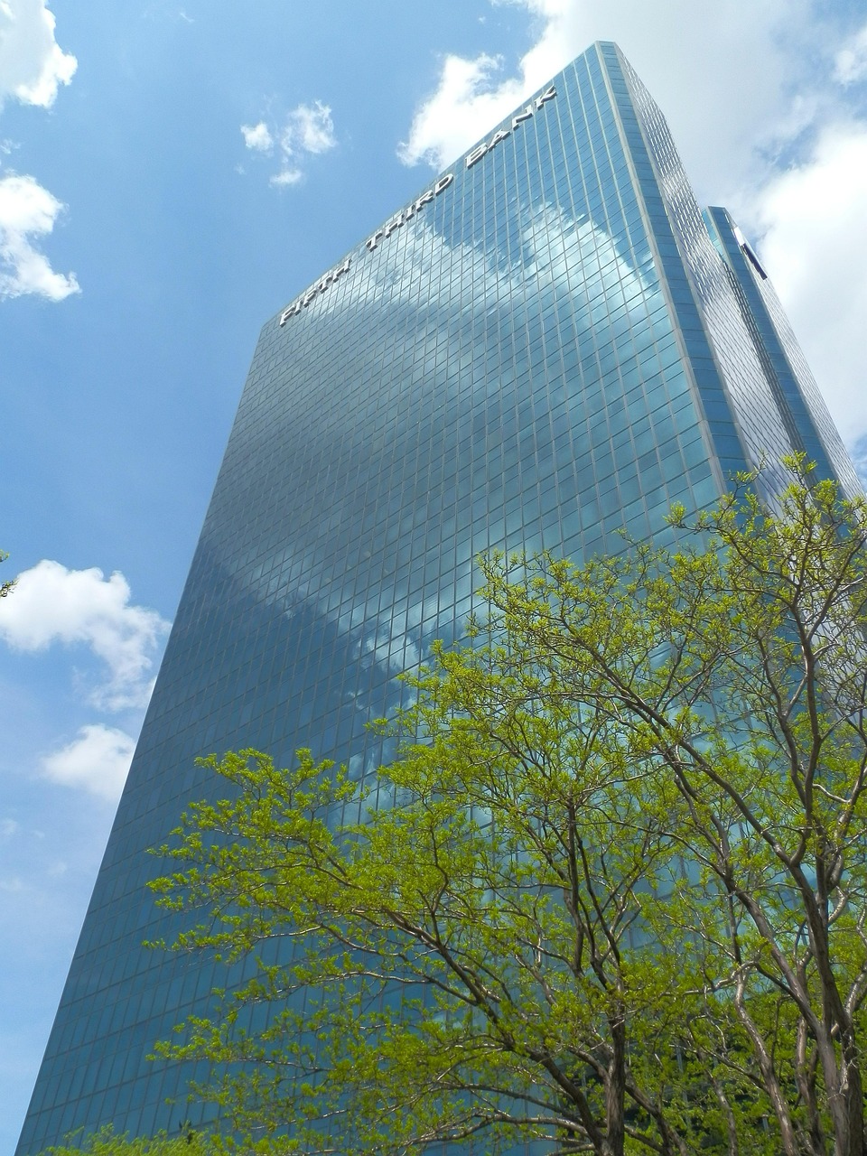 西湖区新楼盘开盘，探寻现代都市宜居新领地
